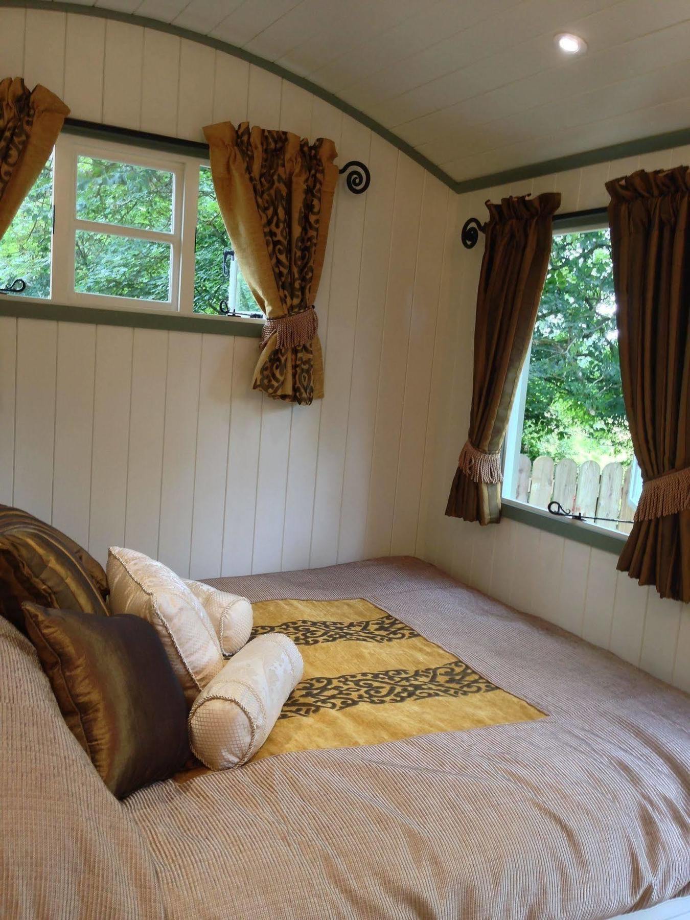 Posh Huts Farmstay Falstone Екстер'єр фото